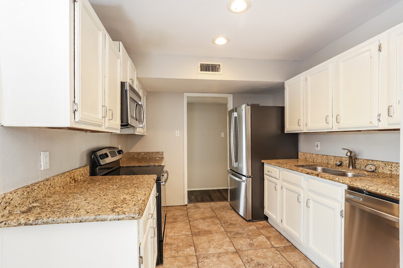 1,975/Mo, 7521 Kingsmill Terrace Fort Worth, TX 76112 Kitchen View