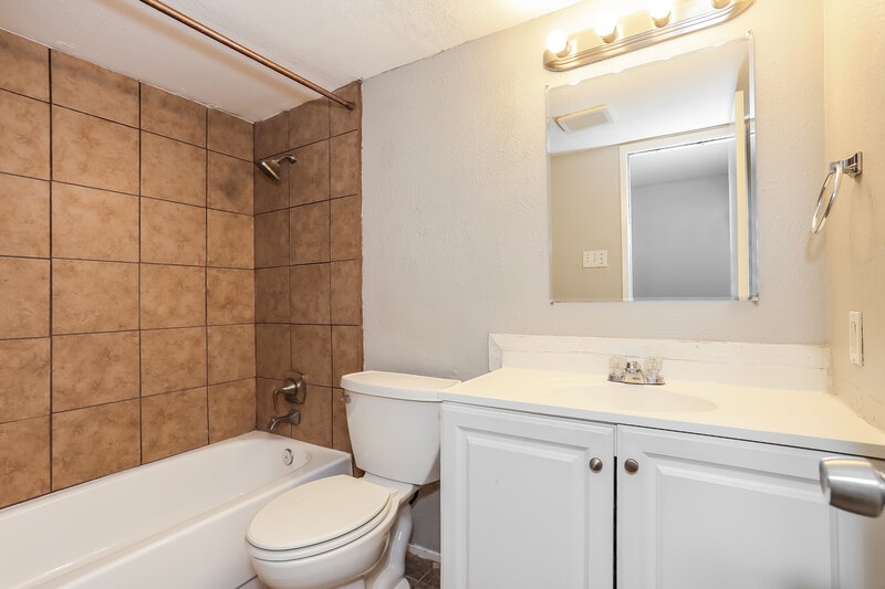 1,975/Mo, 7521 Kingsmill Terrace Fort Worth, TX 76112 Main Bathroom View