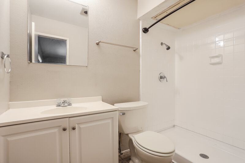 1,975/Mo, 7521 Kingsmill Terrace Fort Worth, TX 76112 Bathroom View