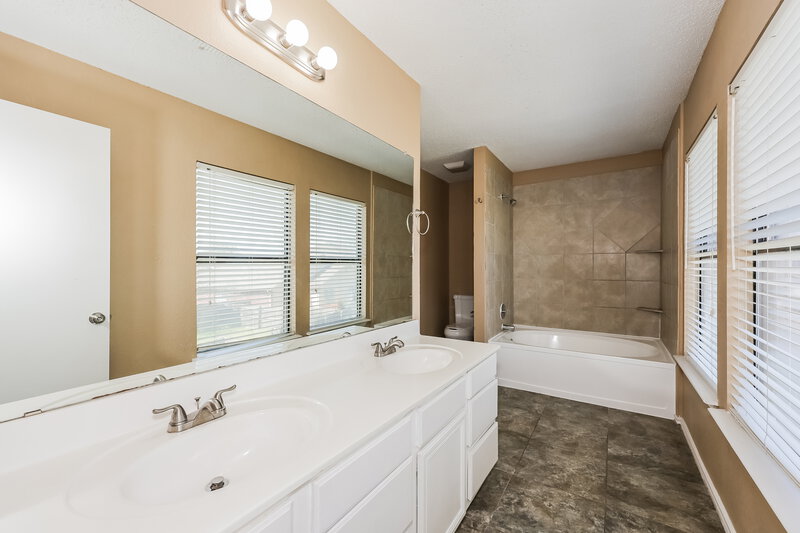 2,095/Mo, 3505 Chapel Pointe Trail Fort Worth, TX 76116 Main Bathroom View