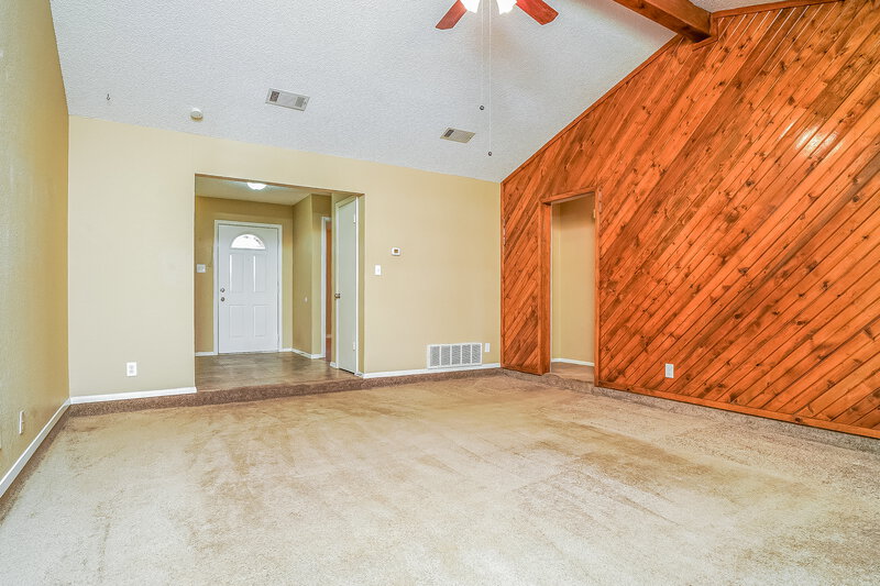 1,800/Mo, 1020 Fox River Ln Fort Worth, TX 76120 Living Room View