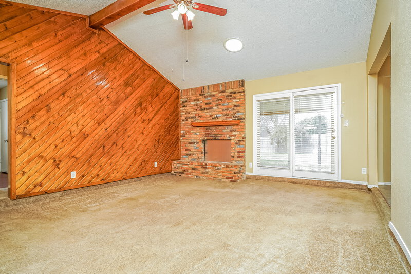 1,800/Mo, 1020 Fox River Ln Fort Worth, TX 76120 Living Room View 2