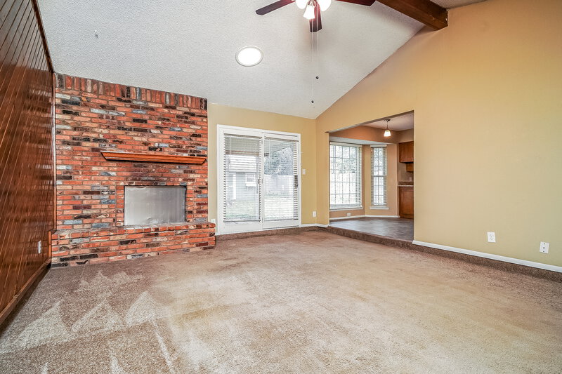 1,800/Mo, 1020 Fox River Ln Fort Worth, TX 76120 Living Room View 3
