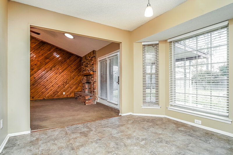 1,800/Mo, 1020 Fox River Ln Fort Worth, TX 76120 Dining Room View 2