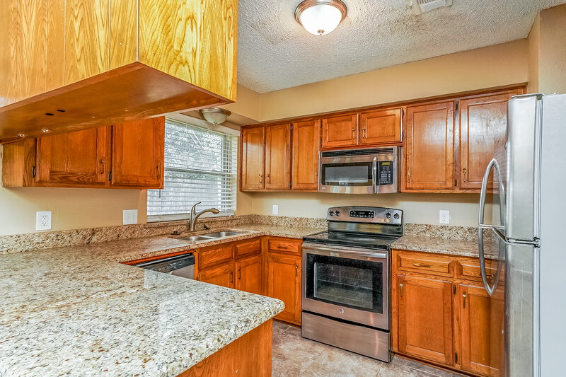 1,800/Mo, 1020 Fox River Ln Fort Worth, TX 76120 Kitchen View