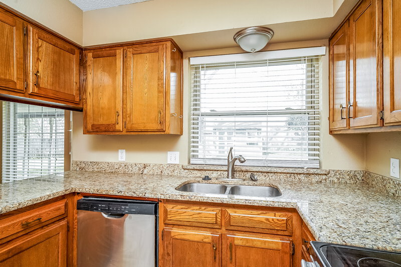 1,800/Mo, 1020 Fox River Ln Fort Worth, TX 76120 Kitchen View 2