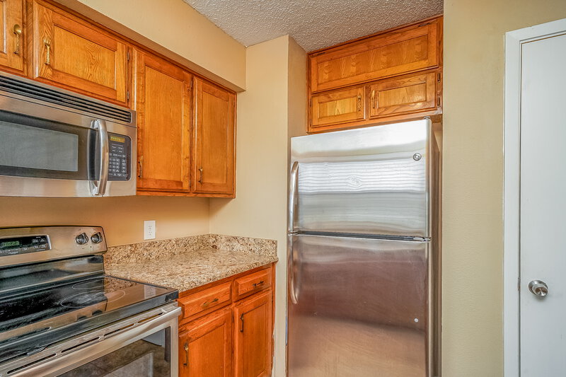 1,800/Mo, 1020 Fox River Ln Fort Worth, TX 76120 Kitchen View 3