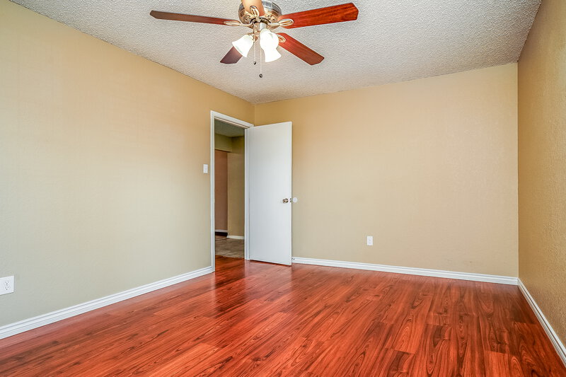 1,800/Mo, 1020 Fox River Ln Fort Worth, TX 76120 Master Bedroom View