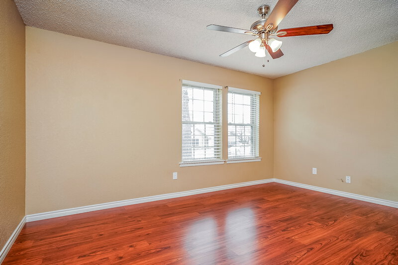 1,800/Mo, 1020 Fox River Ln Fort Worth, TX 76120 Master Bedroom View 2