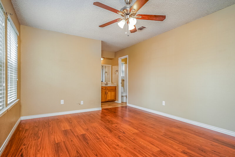 1,800/Mo, 1020 Fox River Ln Fort Worth, TX 76120 Master Bedroom View 3