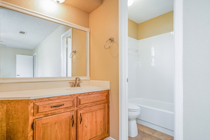 1,800/Mo, 1020 Fox River Ln Fort Worth, TX 76120 Master Bathroom View