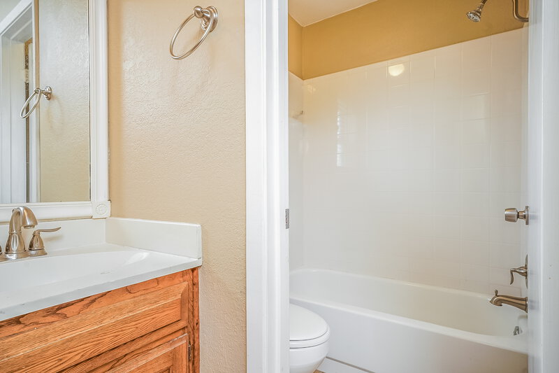 1,800/Mo, 1020 Fox River Ln Fort Worth, TX 76120 Master Bathroom View 2