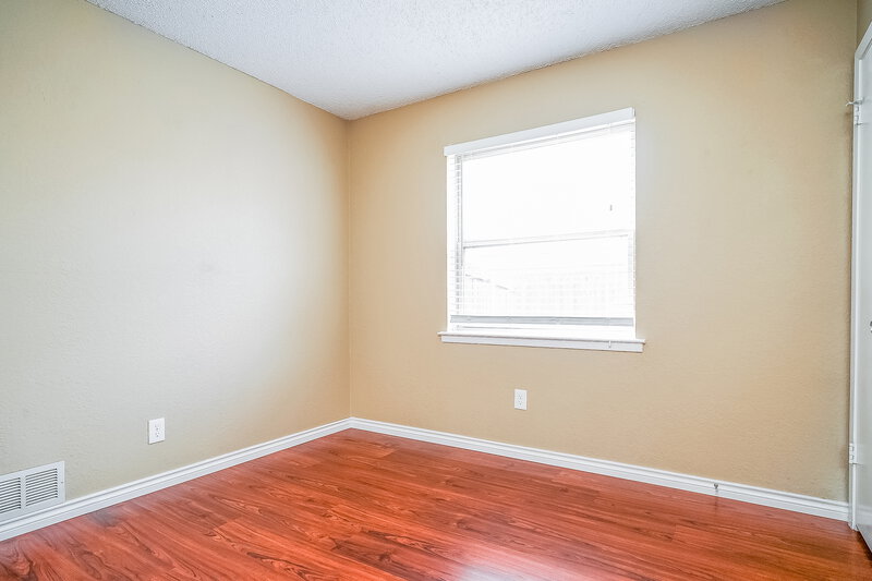 1,800/Mo, 1020 Fox River Ln Fort Worth, TX 76120 Bedroom View 2