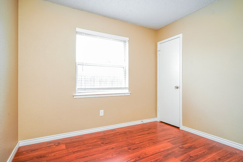 1,800/Mo, 1020 Fox River Ln Fort Worth, TX 76120 Bedroom View 3
