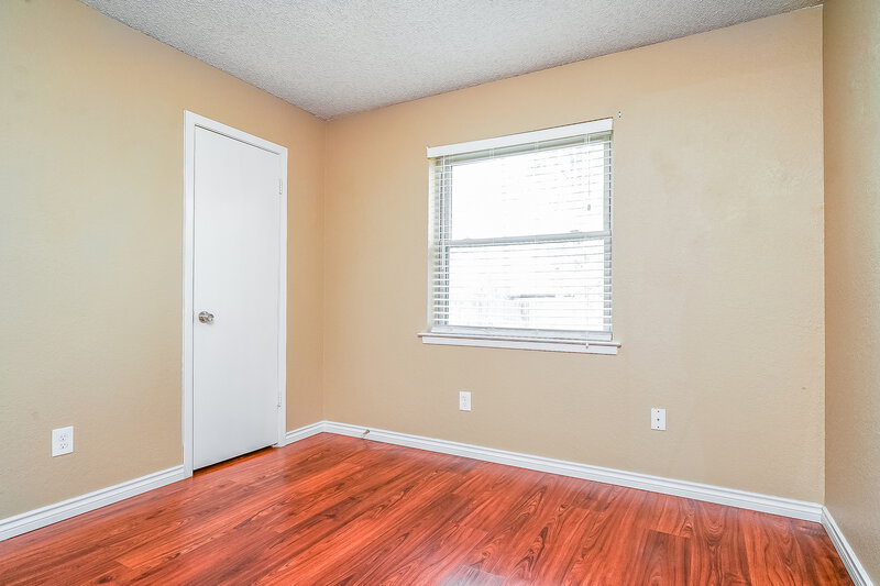 1,800/Mo, 1020 Fox River Ln Fort Worth, TX 76120 Bedroom View 4