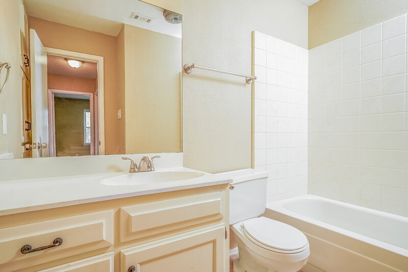 1,800/Mo, 1020 Fox River Ln Fort Worth, TX 76120 Bathroom View
