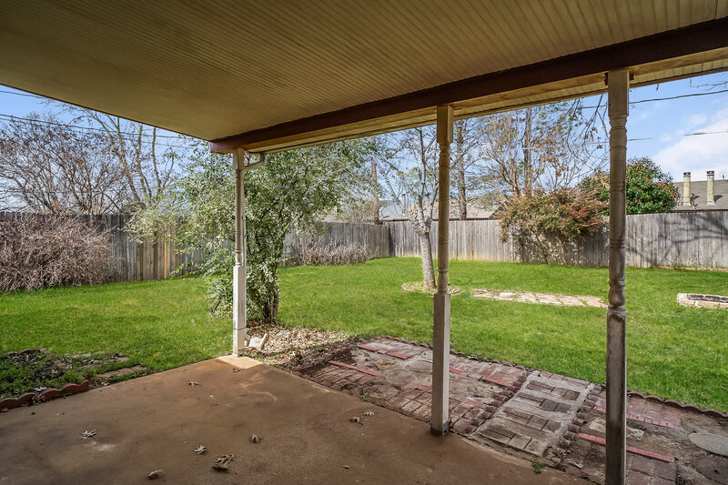 1,800/Mo, 1020 Fox River Ln Fort Worth, TX 76120 Patio View