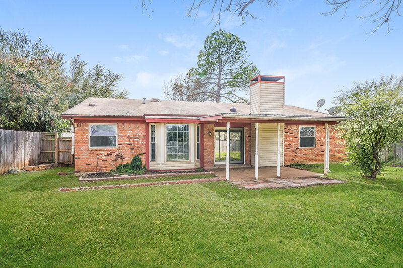 1,800/Mo, 1020 Fox River Ln Fort Worth, TX 76120 Rear View