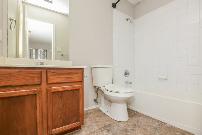 1,910/Mo, 8012 Whitney Ln Fort Worth, TX 76120 Main Bathroom View