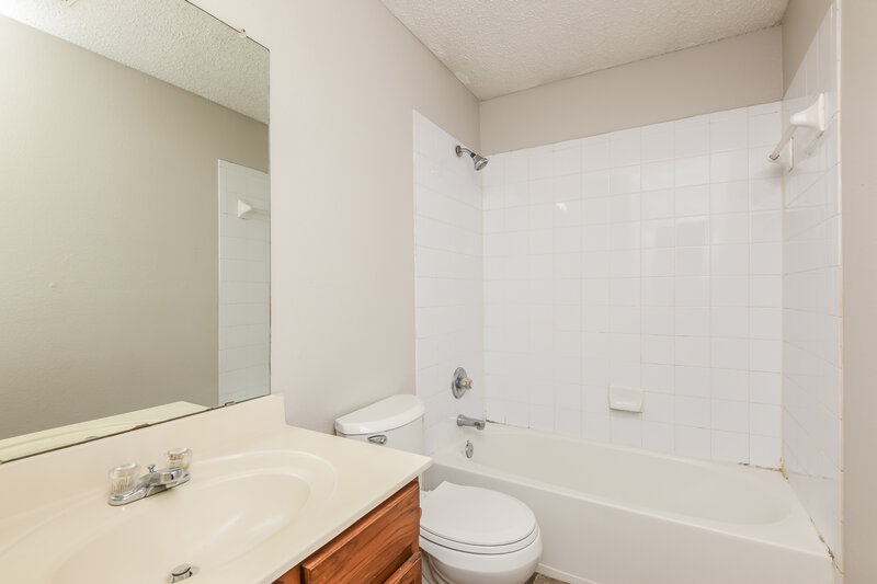 1,910/Mo, 8012 Whitney Ln Fort Worth, TX 76120 Bathroom View 2