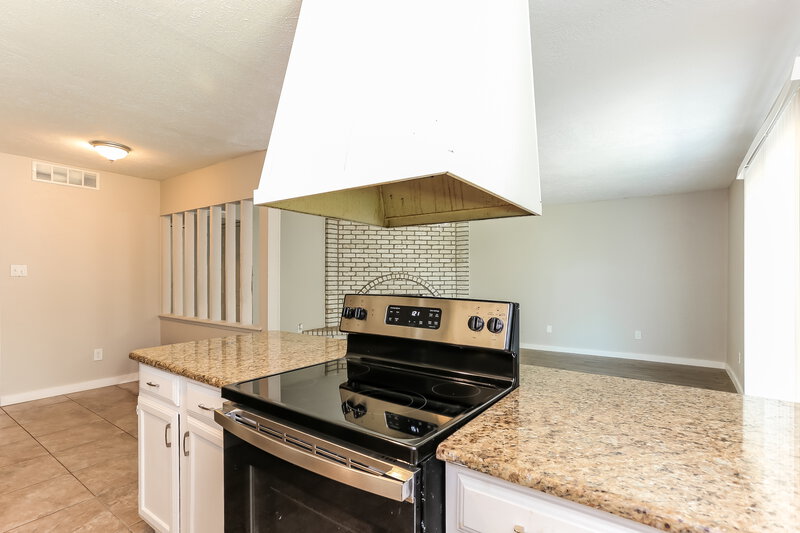 1,865/Mo, 6933 Sandstone Ct Fort Worth, TX 76120 Kitchen View 2