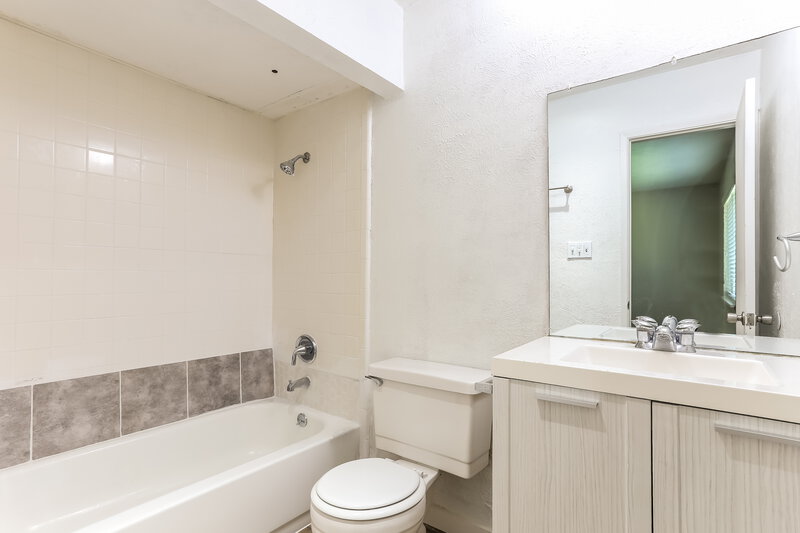 1,865/Mo, 6933 Sandstone Ct Fort Worth, TX 76120 Main Bathroom View
