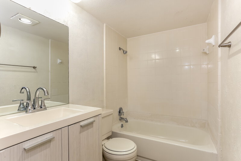 1,865/Mo, 6933 Sandstone Ct Fort Worth, TX 76120 Bathroom View