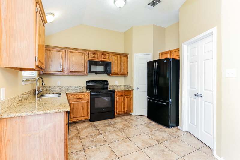 2,395/Mo, 7404 Arbor Park Dr Fort Worth, TX 76120 Kitchen View