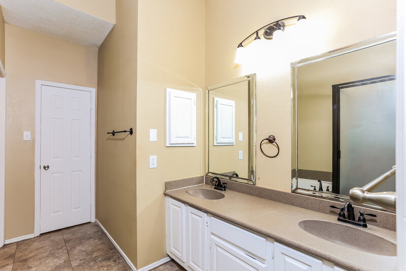 2,395/Mo, 7404 Arbor Park Dr Fort Worth, TX 76120 Main Bathroom View