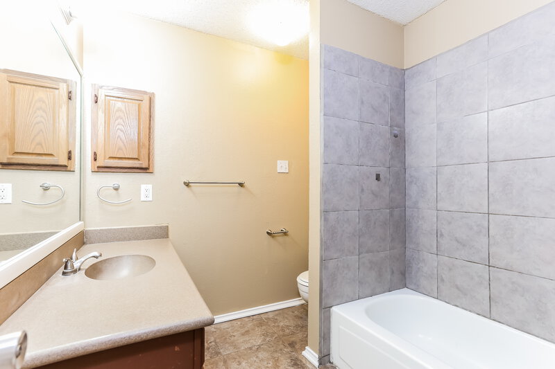 2,395/Mo, 7404 Arbor Park Dr Fort Worth, TX 76120 Bathroom View