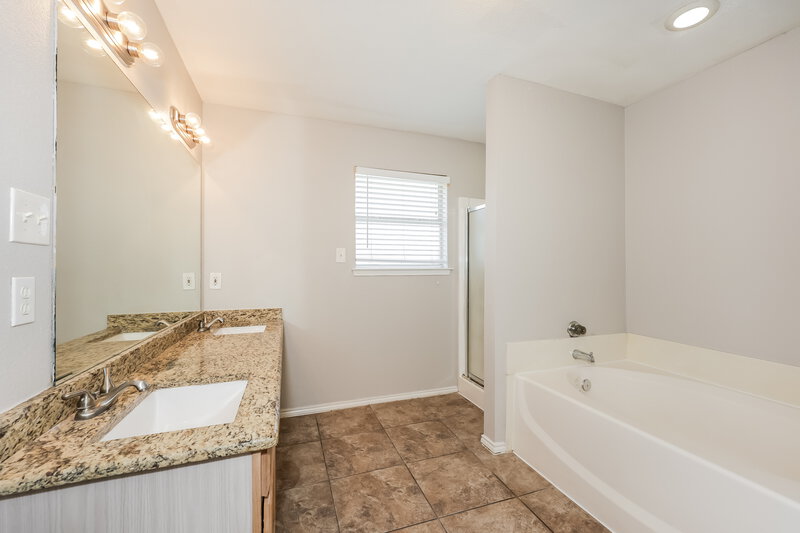 0/Mo, 7448 Ashcroft Circle Fort Worth, TX 76120 Main Bathroom View