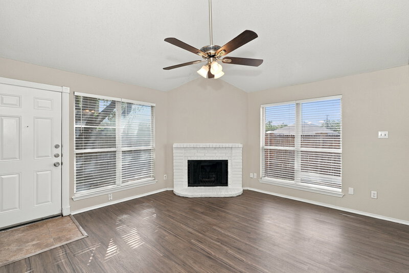 1,765/Mo, 7400 Ashcroft Circle Fort Worth, TX 76120 Living Room View 3