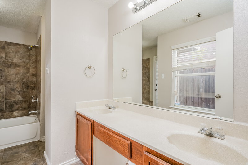 2,085/Mo, 7456 Arbor Hill Dr Fort Worth, TX 76120 Main Bathroom View