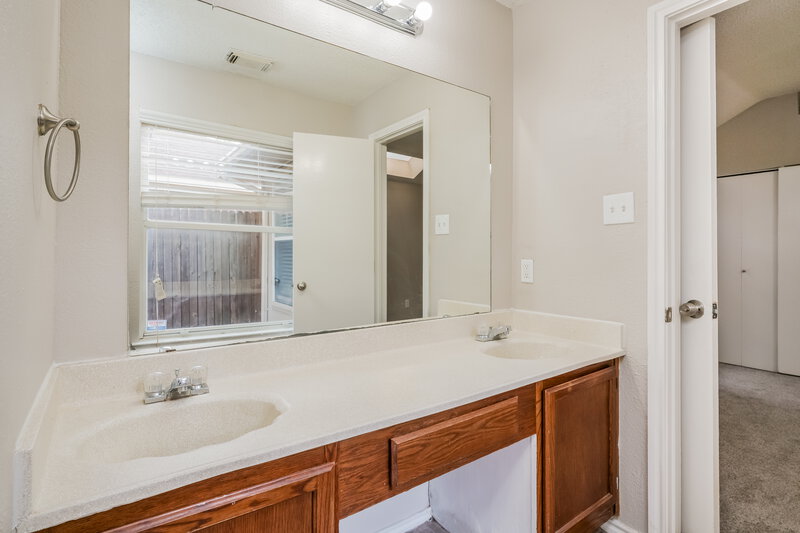 2,085/Mo, 7456 Arbor Hill Dr Fort Worth, TX 76120 Main Bathroom View 2
