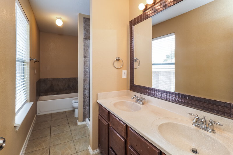 2,130/Mo, 8105 Colbi Ln Fort Worth, TX 76120 Main Bathroom View