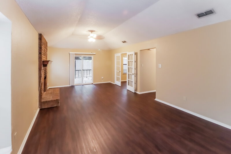 0/Mo, 620 Sandy Trail Fort Worth, TX 76120 Living Room View