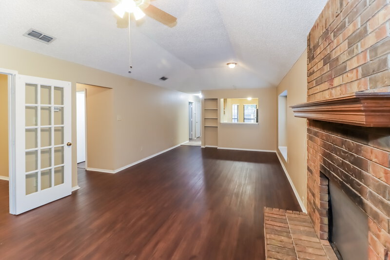 0/Mo, 620 Sandy Trail Fort Worth, TX 76120 Living Room View 2