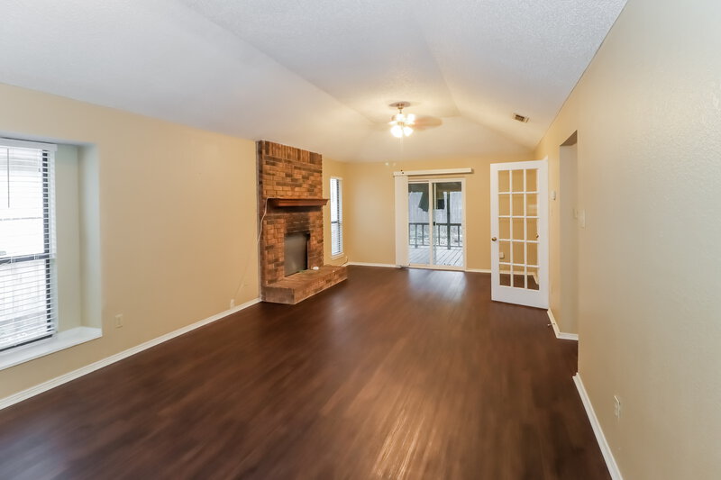 0/Mo, 620 Sandy Trail Fort Worth, TX 76120 Living Room View 4