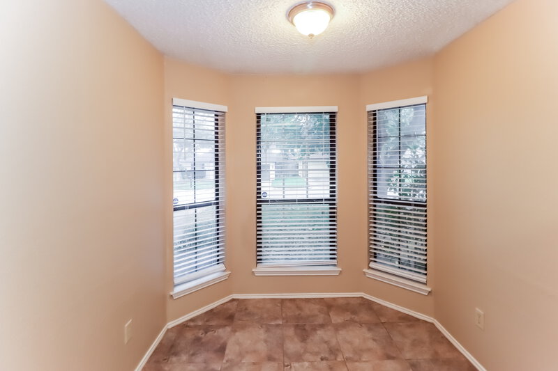 0/Mo, 620 Sandy Trail Fort Worth, TX 76120 Dining Room View 2
