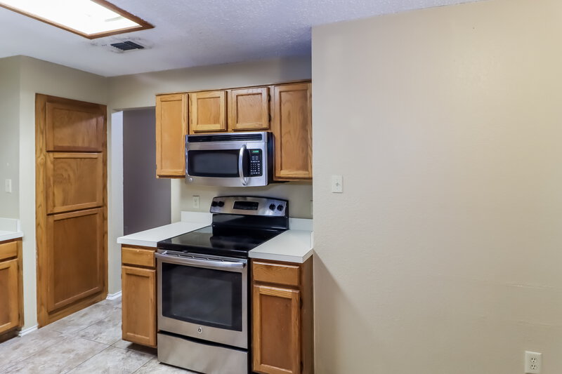0/Mo, 620 Sandy Trail Fort Worth, TX 76120 Kitchen View