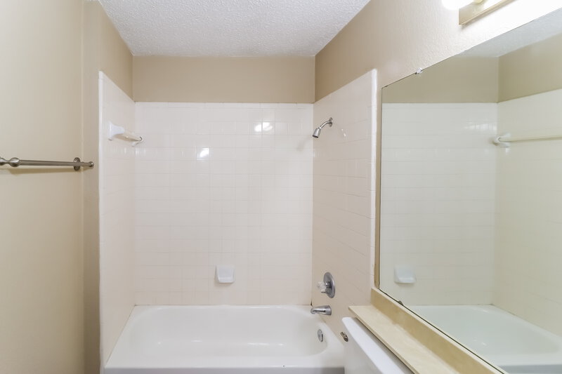 0/Mo, 620 Sandy Trail Fort Worth, TX 76120 Main Bathroom View
