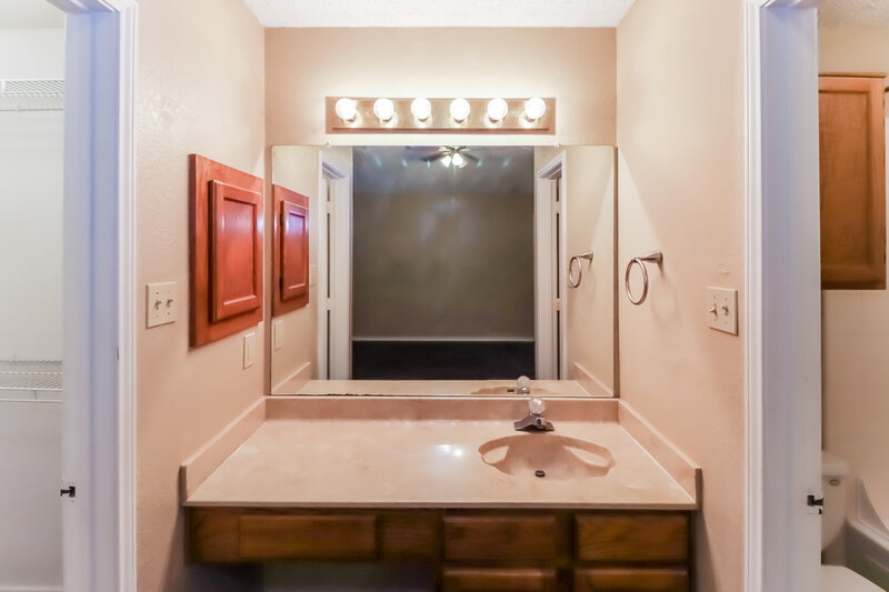 0/Mo, 620 Sandy Trail Fort Worth, TX 76120 Bathroom View