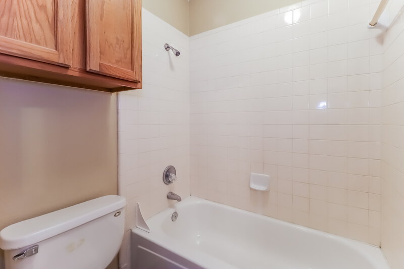 0/Mo, 620 Sandy Trail Fort Worth, TX 76120 Bathroom View 2