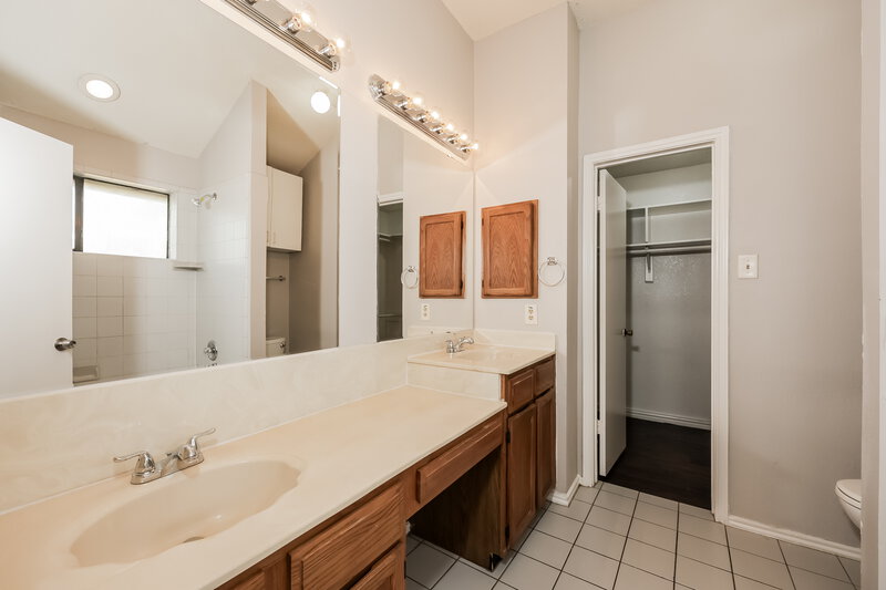 2,100/Mo, 3309 Creekwood Ln Fort Worth, TX 76123 Main Bathroom View