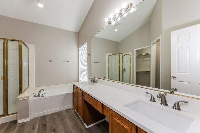 1,950/Mo, 2517 Country Creek Ln Fort Worth, TX 76123 Main Bathroom View