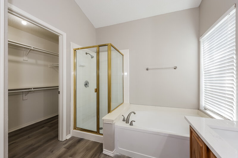 1,950/Mo, 2517 Country Creek Ln Fort Worth, TX 76123 Main Bathroom View 2