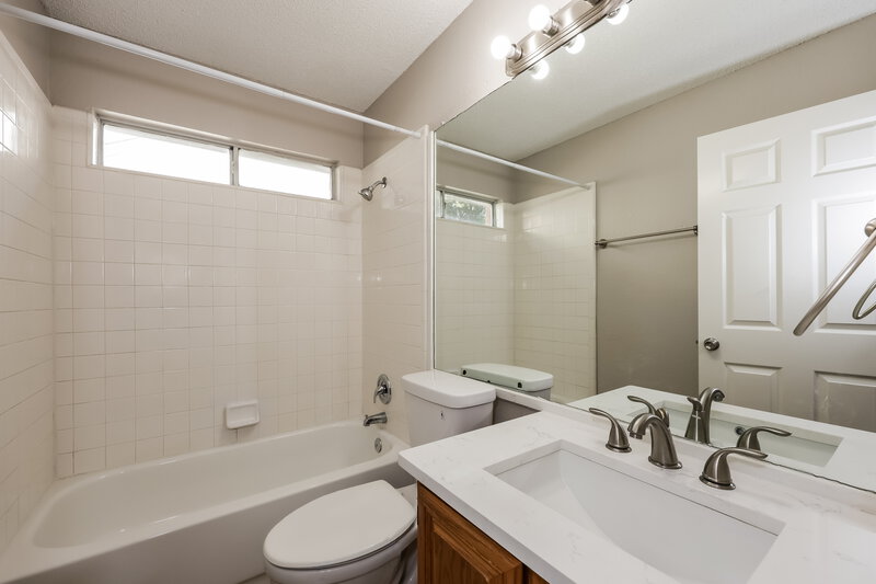 1,950/Mo, 2517 Country Creek Ln Fort Worth, TX 76123 Bathroom View