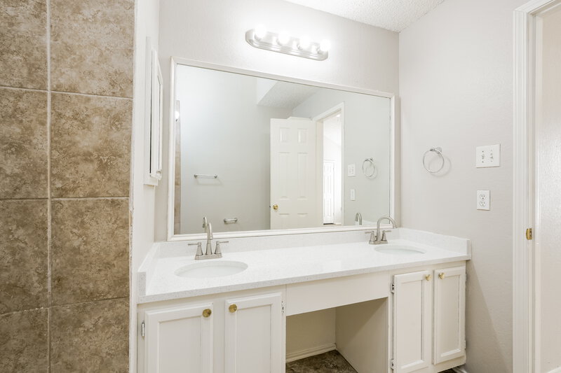 1,865/Mo, 8420 Cloverglen Ln Fort Worth, TX 76123 Main Bathroom View 2