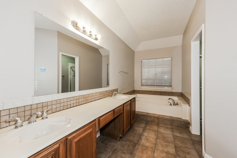 2,495/Mo, 8204 Marie Ln Fort Worth, TX 76123 Main Bathroom View