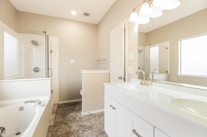2,325/Mo, 1753 Overland St Fort Worth, TX 76131 Main Bathroom View